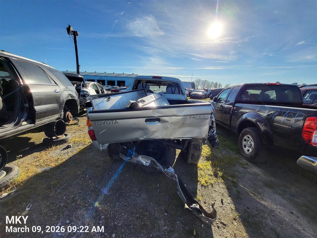 LEFT FRONT SPINDLE KNUCKLE OEM 98-04 TOYOTA TACOMA - Image 1