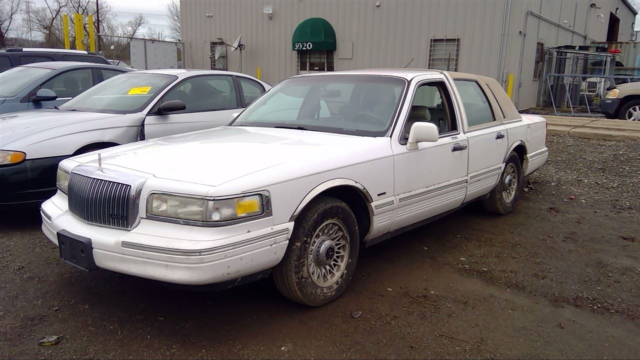 1996 LINCOLN Town Car