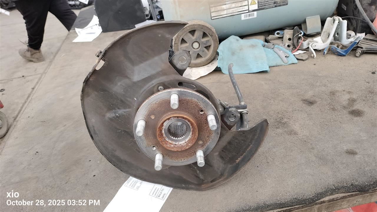 LEFT FRONT SPINDLE KNUCKLE OEM 13-17 HONDA ACCORD - Image 1