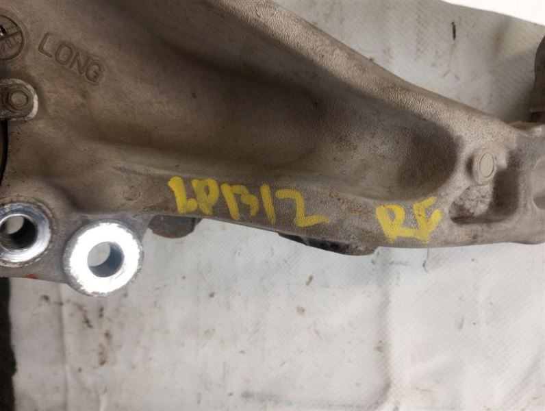 自動車 asaka 15 2013-2019 Ford Fiesta Right Front Steering Knuckle Used