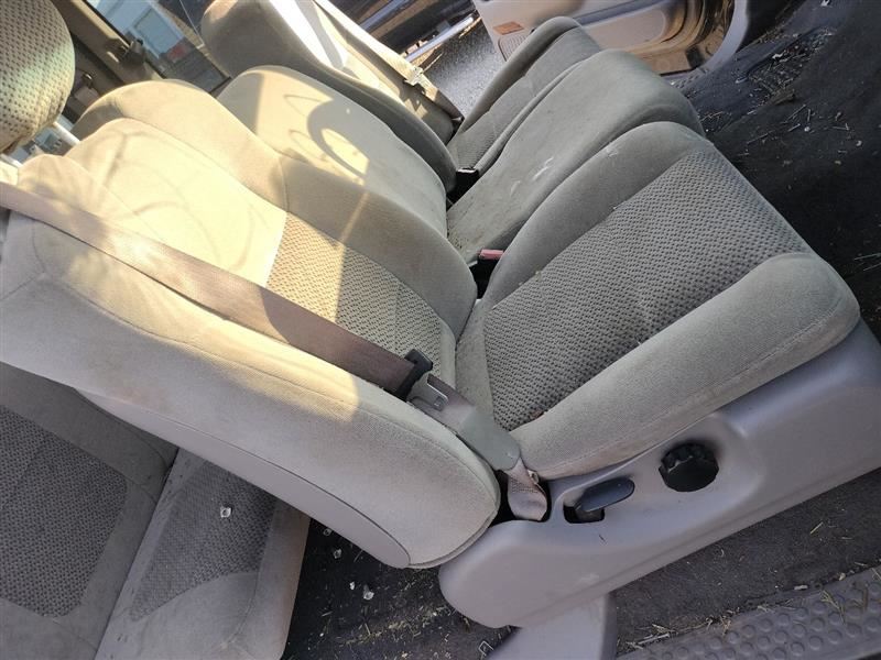 Benzeen   Ford F250SD Gray Front Center Seat W/O Headrest F81Z2561708AAB OEM.   - Image 1