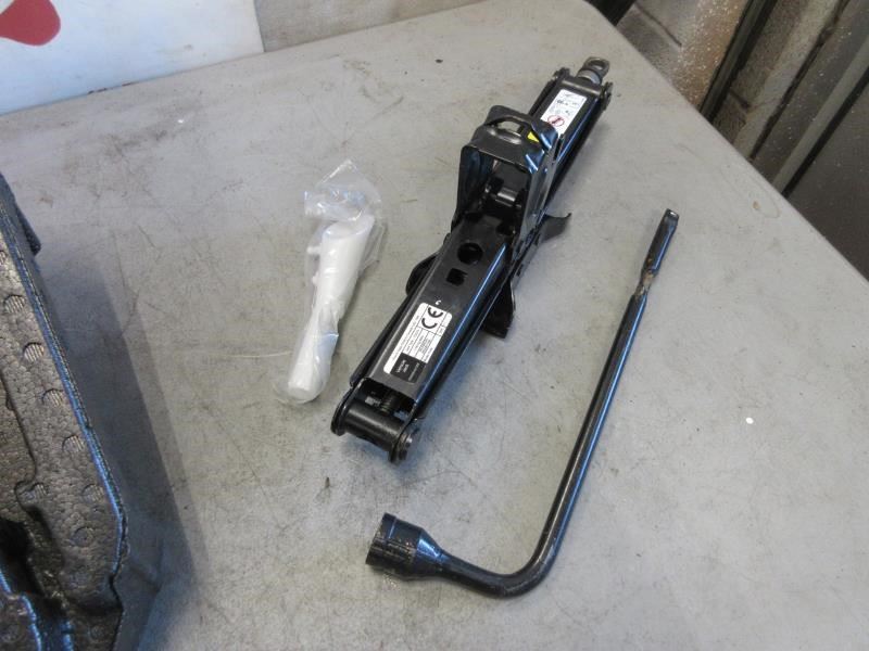 SSKˊ˗﻿ 2011-2022 Jeep Grand Cherokee OEM Foam Spare Tire Jack & Tool Kit