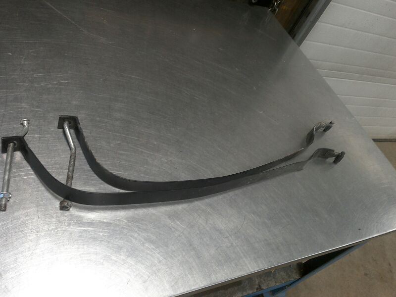 2004 jeep grand cherokee fuel tank strap replacement