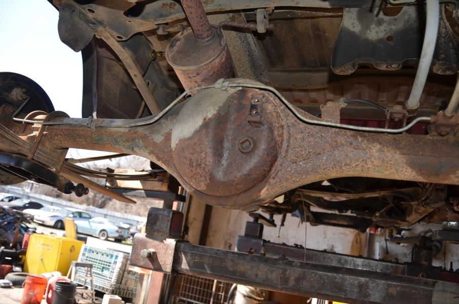 1995 NISSAN PICKUP D21 HARDBODY 2.4L RWD NON LOCKING REAR AXLE ASSEMBLY