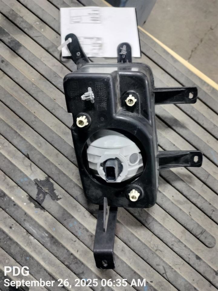 Passenger Corner/Park Light Fog-driving Fits 15-20 SUBURBAN 1500 6813688 - Image 3