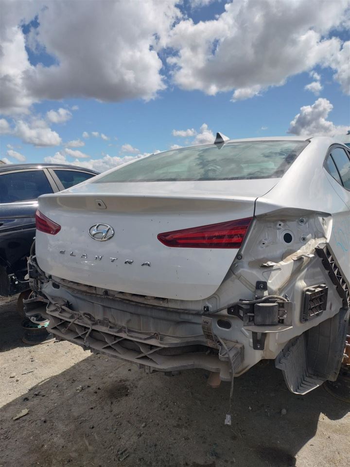 RIGHT BLK FRONT HEADREST OEM 2019 HYUNDAI ELANTRA - Image 5