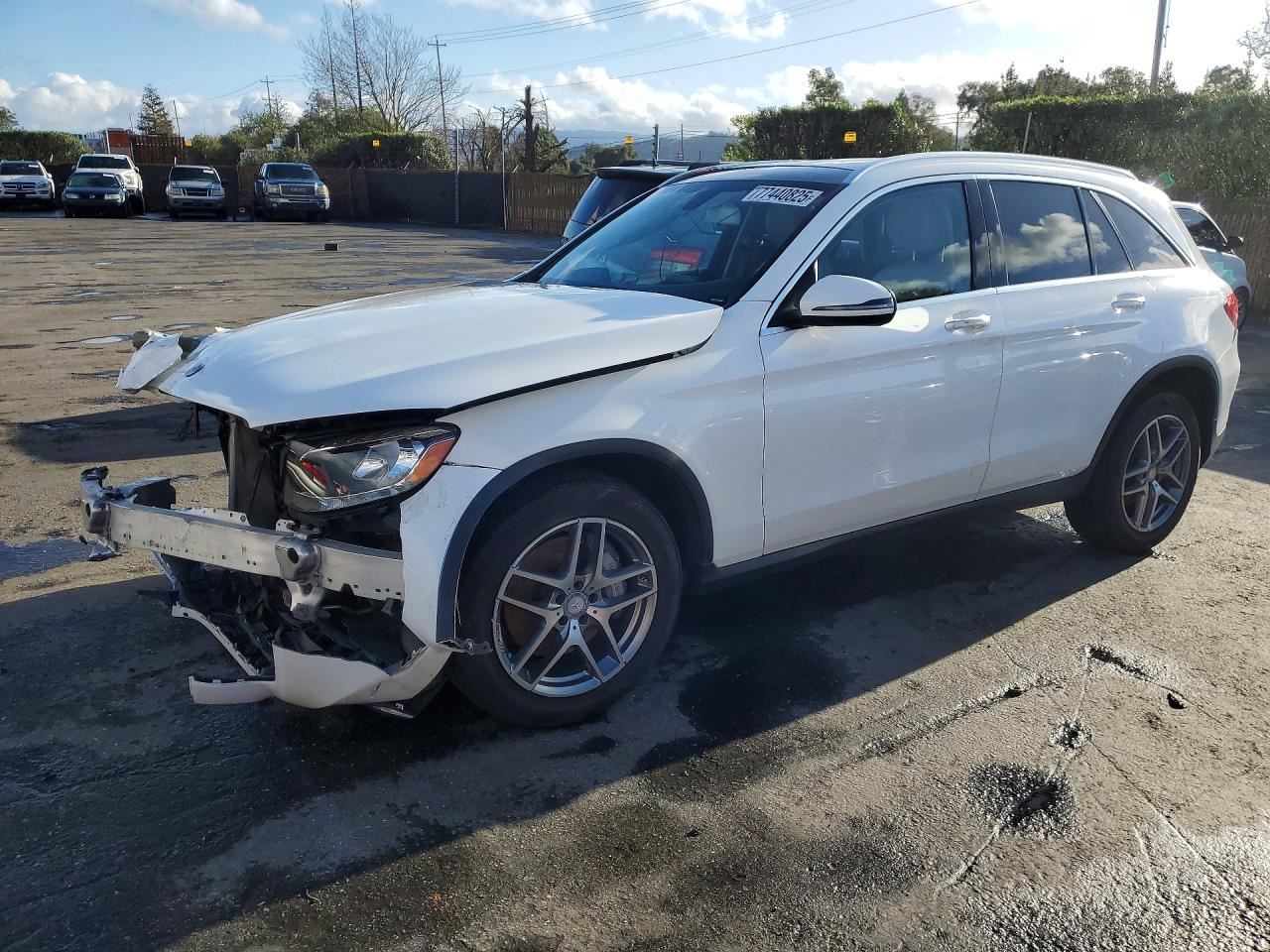 GLC300    2020 Headrest 10927245 - Image 1