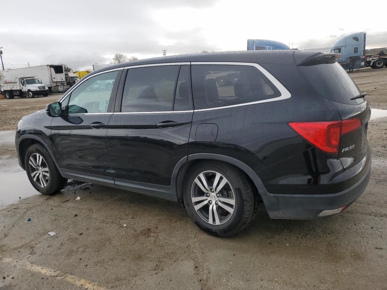 PILOT 2017 Valance Rear 5815840 - Image 2