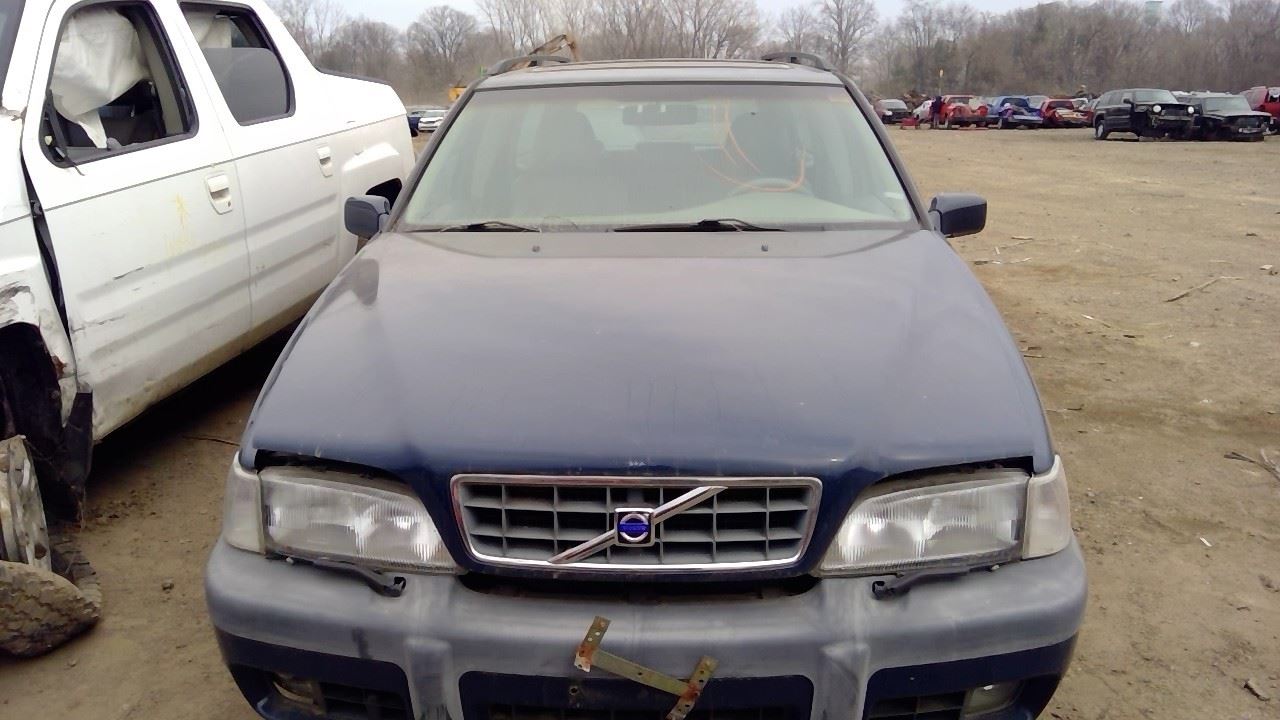 1999 VOLVO V70